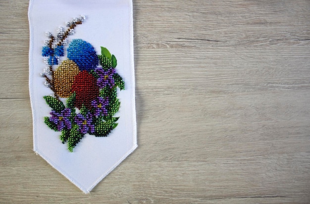 przykłady haftów na tkaninie